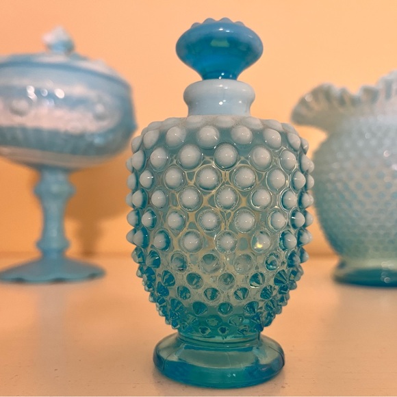 Vintage Hobnail Blue Fenton perfume bottle - Picture 6 of 6